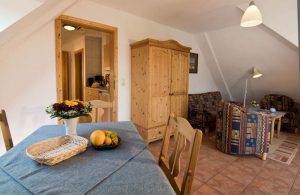 Wohnzimmer mit Küche des Ferienappartements vom Haus Seeblick im Ostseebad Binz auf Rügen