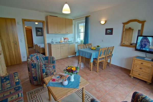 Wohnzimmer mit Küche der Ferienwohnung vom Haus Seeblick im Ostseebad Binz auf Rügen